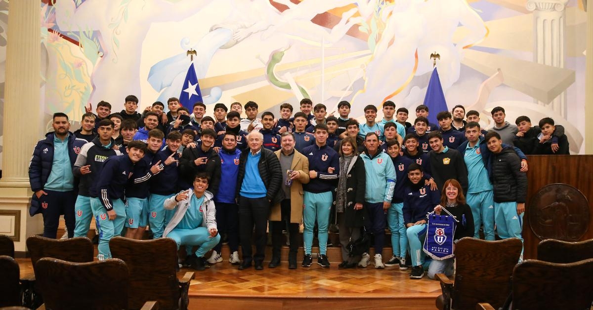 Provechosa visita del fútbol formativo a la Casa Central de la Universidad de Chile